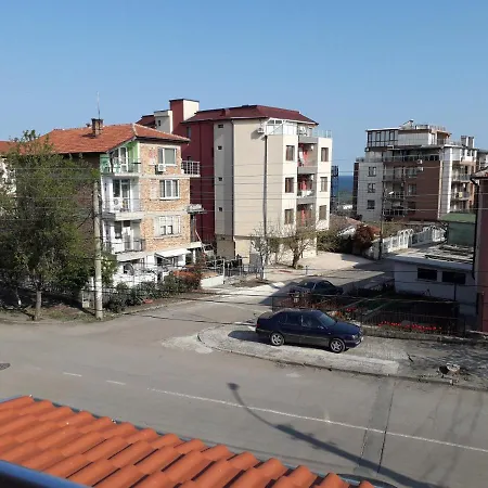 Ganz Real Estate Sarafovo 4 ホームステイ *