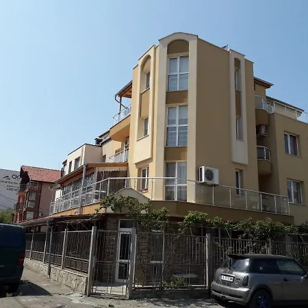 ホームステイ Ganz Real Estate Sarafovo 4 ブルガス
