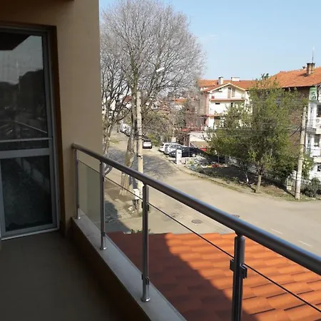 Ganz Real Estate Sarafovo 4 民宿 *